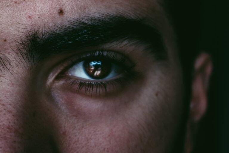 दायीं आँख फड़कने का मतलब: ज्योतिषीय दृष्टिकोण और संकेत