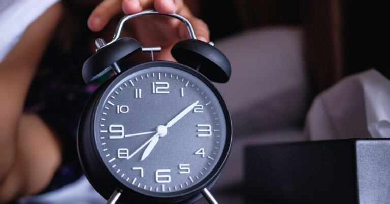 How to Wake Up to Your Alarm: 7 Tips for a More Energized Morning
